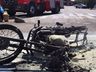 Motocicleta é totalmente destruída por incêndio após colisão contra veículo