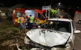 VÍDEO: Condutor perde controle e carro bate em uma árvore em SMOeste 