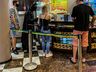 Jovem fantasiado de Batman assiste filme no Cine Peperi; fotos