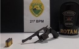 Homem é preso após agredir esposa, danificar seus bens e a ameaçar com arma de fogo