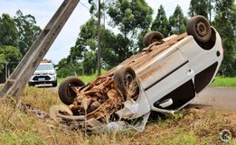 Mulher gestante fica ferida após colidir carro em poste em SMO