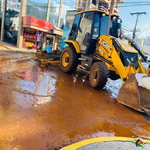 Vazamento de água causa transtornos no centro de Itapiranga