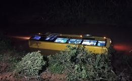 Micro-ônibus com crianças de escola cai em rio de SC e deixa feridos