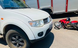 Jovem fica ferida em colisão entre carro e moto em Itapiranga