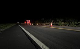 Mulher morre em acidente entre moto e caminhão na SC-160 