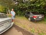 Mulher se confunde, colide em veículo estacionado e invade calçada em SMOeste