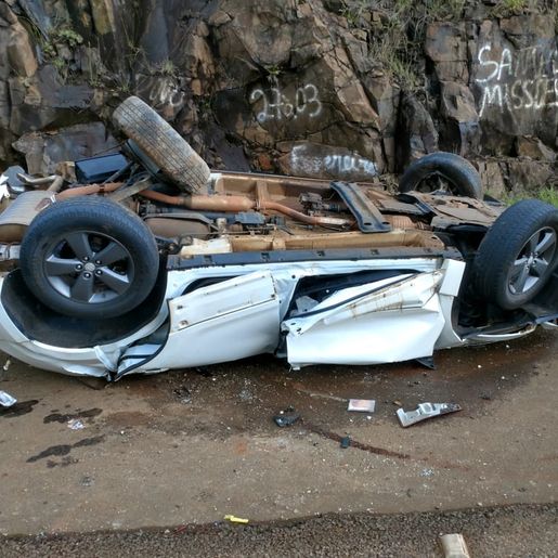Motorista morre e duas pessoas ficam feridas em capotamento na BR-282