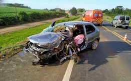 Motorista fica preso nas ferragens em acidente na BR-282