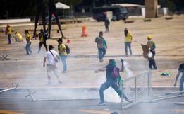 Após invasão, manifestantes promovem quebradeira em prédios dos Três Poderes 