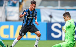 Grêmio vence o lanterna Goiás e fica próximo do G4