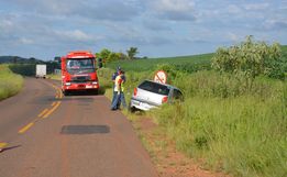 Saída de pista deixa mulher ferida na SC 305