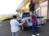 Grupo de voluntários realiza entrega de cestas de páscoa