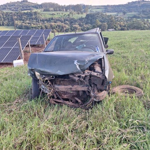 Carro 'voa' após sair da pista e quase atinge pedestre em rodovia de SC