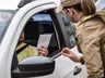 Polícia Militar realiza panfletagem em alusão a campanha “Eles por Elas”