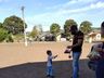 Grupo de voluntários realiza entrega de cestas de páscoa