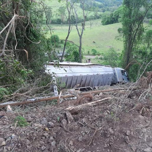 Rodovia é interditada para remoção de caminhão