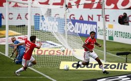 Inter ganha de virada do Grêmio e se isola ainda mais na liderança