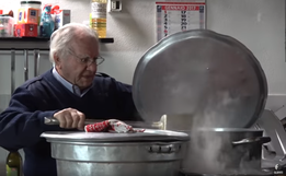 Idoso de 90 anos dedica vida a cozinhar para moradores de rua