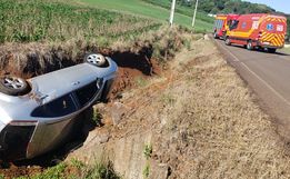 Jovem sofre ferimentos leves em capotamento em SJCedro
