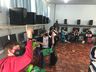 Estudantes adolescentes demonstram carinho e admiração pelo rádio