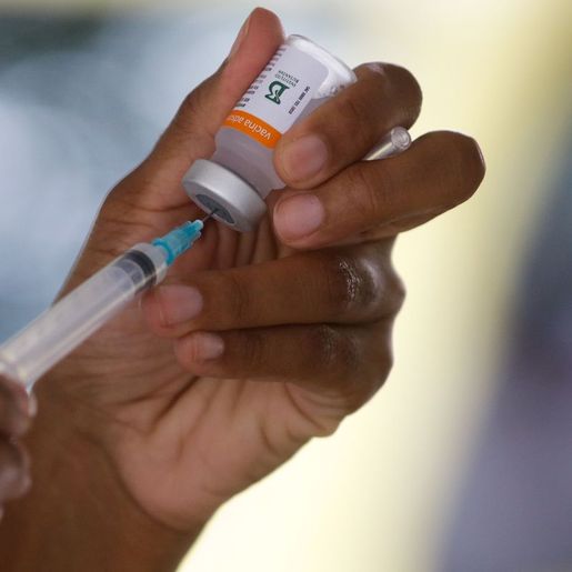 Vacinas da Pfizer e AstraZeneca são efetivas contra variante indiana após 2 doses