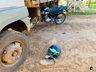 Jovem sofre ferimentos em colisão lateral de moto e caminhão