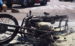 Motocicleta é totalmente destruída por incêndio após colisão contra veículo