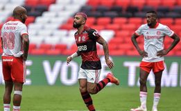 Flamengo vence o Inter e fica muito perto do título do Brasileirão