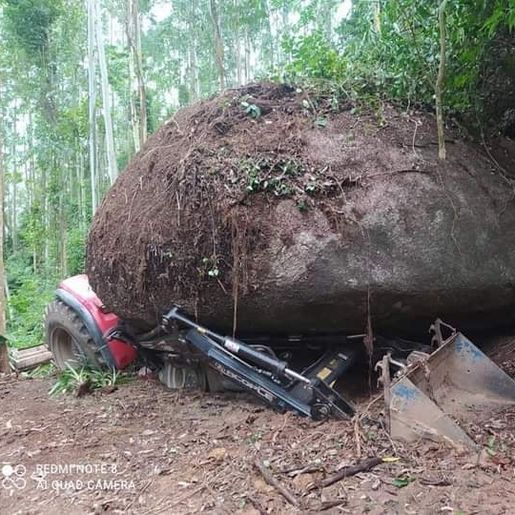 Pedra gigante cai sobre trator e condutor sobrevive em Santa Catarina