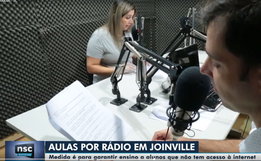 Alunos da rede municipal de Joinville têm aulas transmitidas pelo rádio