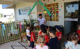 Centro Municipal de Educação Infantil promove dia da fruta com alunos
