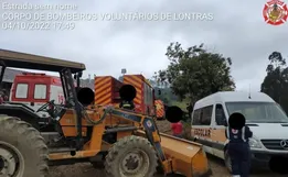 Van escolar tomba, motorista morre e outros seis ficam feridos