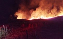 Menor ateia fogo em vegetação rasteira no interior de Quilombo 