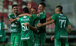 Chape goleia o Joinville fora de casa e se isola na liderança do estadual