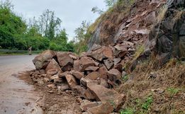Vídeo: Desmoronamento de pedras é registrado na SC 386 em Mondaí