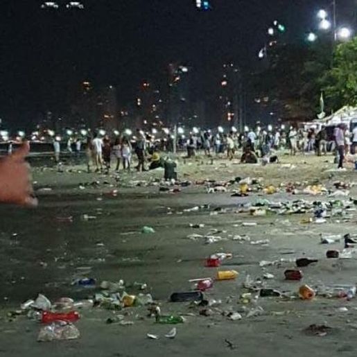 Réveillon deixou rastro de lixo na praia em Balneário Camboriú