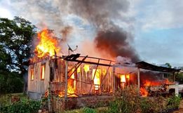 Residência é completamente destruída por incêndio em Riqueza