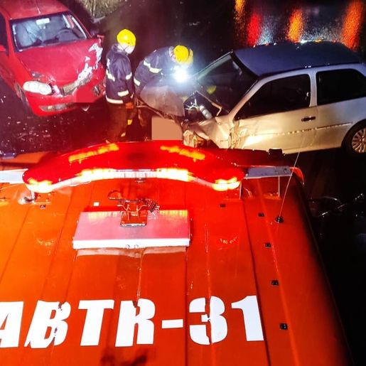 Acidente entre carros e caminhão deixa um ferido na BR 282, em Maravilha 
