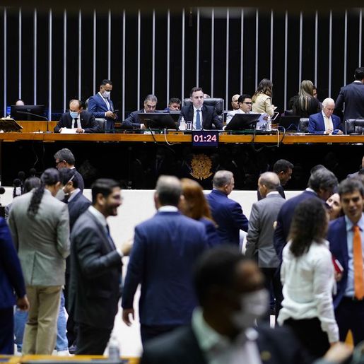 Câmara aprova PEC que garante pagamento do piso de enfermagem