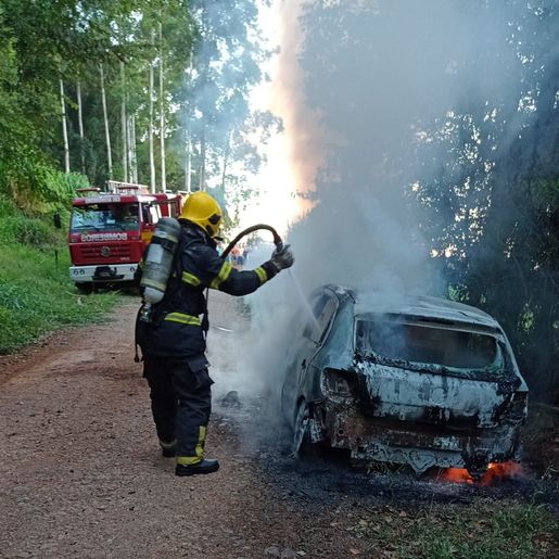 Veículo é completamente destruído por incêndio em Mondaí