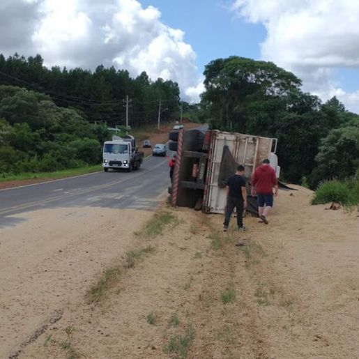Para evitar colisão  frontal, condutor sai da pista e tomba caminhão na BR 163