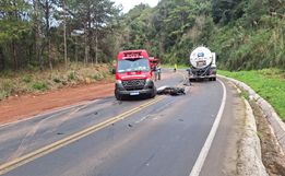 Jovem morre e outro fica gravemente ferido em colisão entre moto e caminhão na SC-155