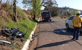 Colisão entre carro e moto deixa homem gravemente ferido em Pinhalzinho