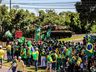 VÍDEO: Dezenas de pessoas participam de ato em frente ao 14º RCMec