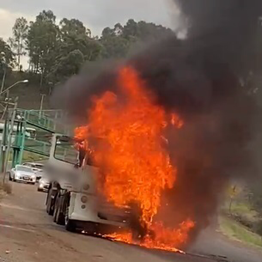 VÍDEO: Caminhão pega fogo no centro da cidade 