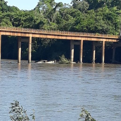 Pilares caem e ponte é interditada em município da região
