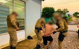 VÍDEOS: Homem invade residência, agride mulher, resiste e é preso pela PM