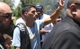 Torcida do Grêmio faz festa para receber Luís Soárez no aeroporto