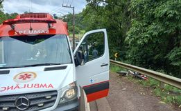 Jovem fica ferido ao colidir motocicleta em guard rail 