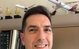 Comandante de linha aérea relata trajetória profissional do jornalismo para a aviação